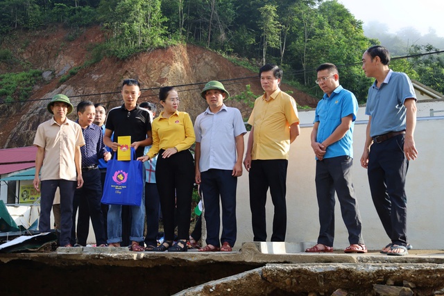 Nghệ An: Phó Bí thư Tỉnh ủy Võ Thị Minh Sinh động viên, chỉ đạo khắc phục hậu quả lũ lụt- Ảnh 1. Nghệ An: Phó Bí thư Tỉnh ủy Võ Thị Minh Sinh động viên, chỉ đạo khắc phục hậu quả lũ lụt- Ảnh 1.
