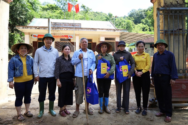 Nghệ An: Phó Bí thư Tỉnh ủy Võ Thị Minh Sinh động viên, chỉ đạo khắc phục hậu quả lũ lụt- Ảnh 9. Nghệ An: Phó Bí thư Tỉnh ủy Võ Thị Minh Sinh động viên, chỉ đạo khắc phục hậu quả lũ lụt- Ảnh 9.
