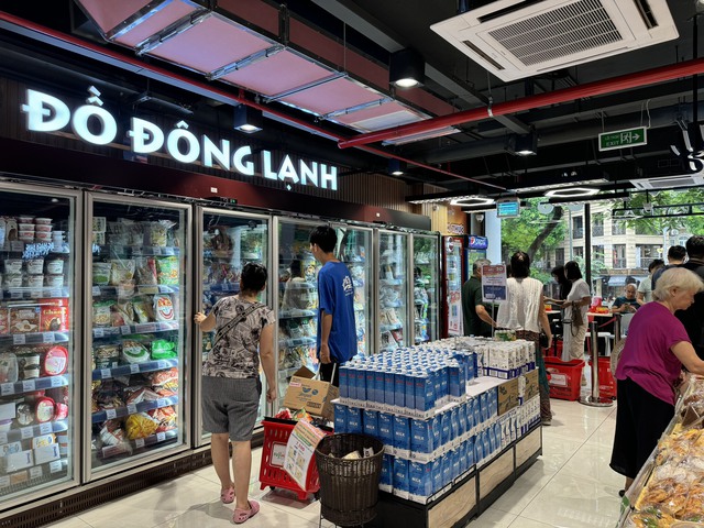 Hà Nội: Tổng mức bán lẻ hàng hóa và doanh thu dịch vụ tiêu dùng tăng gần 12%- Ảnh 1.