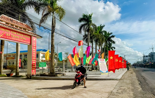 Hành trình hơn 30 năm lan tỏa tình yêu quê hương đất nước bằng việc may cờ Đảng, cờ Tổ quốc- Ảnh 3. Hành trình hơn 30 năm lan tỏa tình yêu quê hương đất nước bằng việc may cờ Đảng, cờ Tổ quốc- Ảnh 3.