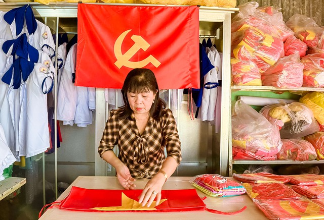 Hành trình hơn 30 năm lan tỏa tình yêu quê hương đất nước bằng việc may cờ Đảng, cờ Tổ quốc- Ảnh 5. Hành trình hơn 30 năm lan tỏa tình yêu quê hương đất nước bằng việc may cờ Đảng, cờ Tổ quốc- Ảnh 5.