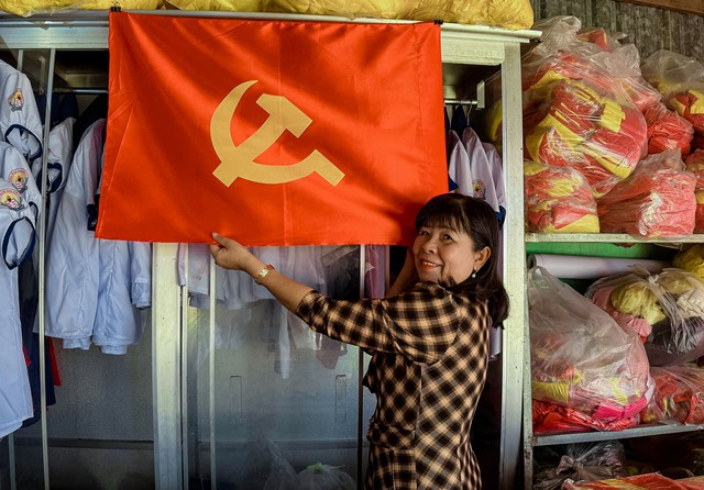 Hành trình hơn 30 năm lan tỏa tình yêu quê hương đất nước bằng việc may cờ Đảng, cờ Tổ quốc- Ảnh 2. Hành trình hơn 30 năm lan tỏa tình yêu quê hương đất nước bằng việc may cờ Đảng, cờ Tổ quốc- Ảnh 2.