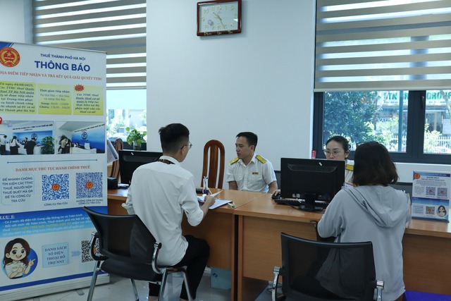 Ngành Thuế TP. Hà Nội ra quân hỗ trợ người dân nộp thuế kể cả ngày nghỉ- Ảnh 1. Ngành Thuế TP. Hà Nội ra quân hỗ trợ người dân nộp thuế kể cả ngày nghỉ- Ảnh 1.