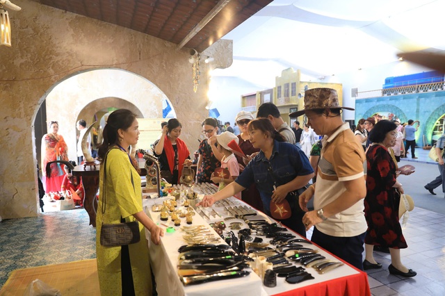 Hàng nghìn du khách tới tham quan, trải nghiệm Không gian Truyền thống và Sáng tạo Hà Nội dịp 2/9- Ảnh 2. Hàng nghìn du khách tới tham quan, trải nghiệm Không gian Truyền thống và Sáng tạo Hà Nội dịp 2/9- Ảnh 2.