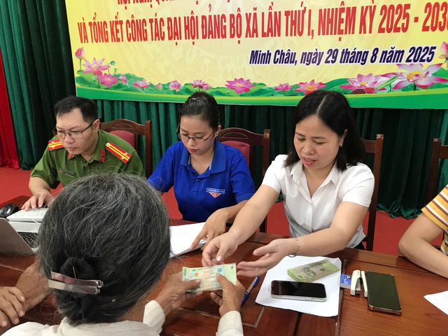 Hà Nội: Người dân xã Minh Châu phấn khởi nhận quà Quốc khánh- Ảnh 7. Hà Nội: Người dân xã Minh Châu phấn khởi nhận quà Quốc khánh- Ảnh 7.