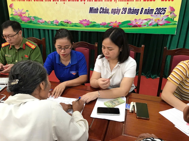 Hà Nội: Người dân xã Minh Châu phấn khởi nhận quà Quốc khánh- Ảnh 8. Hà Nội: Người dân xã Minh Châu phấn khởi nhận quà Quốc khánh- Ảnh 8.