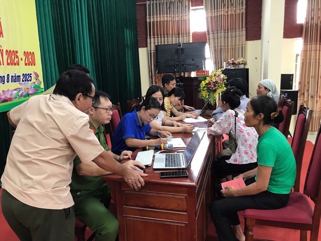Hà Nội: Người dân xã Minh Châu phấn khởi nhận quà Quốc khánh- Ảnh 4. Hà Nội: Người dân xã Minh Châu phấn khởi nhận quà Quốc khánh- Ảnh 4.