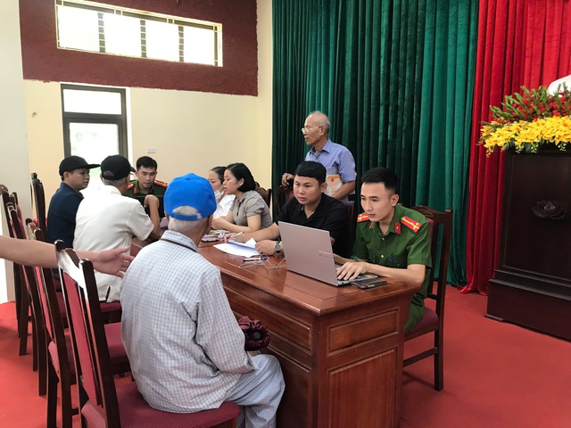 Hà Nội: Người dân xã Minh Châu phấn khởi nhận quà Quốc khánh- Ảnh 5. Hà Nội: Người dân xã Minh Châu phấn khởi nhận quà Quốc khánh- Ảnh 5.