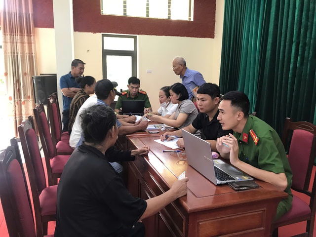 Hà Nội: Người dân xã Minh Châu phấn khởi nhận quà Quốc khánh- Ảnh 6. Hà Nội: Người dân xã Minh Châu phấn khởi nhận quà Quốc khánh- Ảnh 6.
