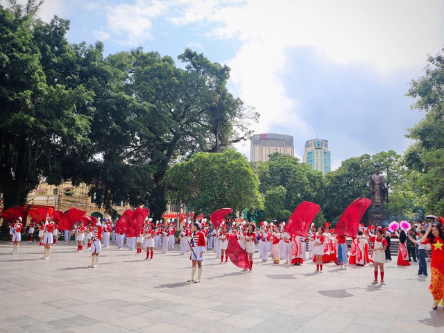 Đoàn nhạc kèn học sinh Trường THCS Võ Thành Trang: Mang giai điệu tuổi trẻ hòa nhịp khí thế Quốc khánh 2/9- Ảnh 7. Đoàn nhạc kèn học sinh Trường THCS Võ Thành Trang: Mang giai điệu tuổi trẻ hòa nhịp khí thế Quốc khánh 2/9- Ảnh 7.