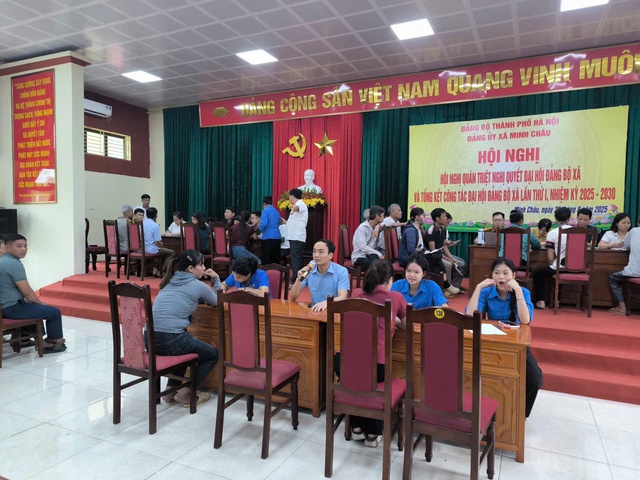 Hà Nội: Người dân xã Minh Châu phấn khởi nhận quà Quốc khánh- Ảnh 1. Hà Nội: Người dân xã Minh Châu phấn khởi nhận quà Quốc khánh- Ảnh 1.