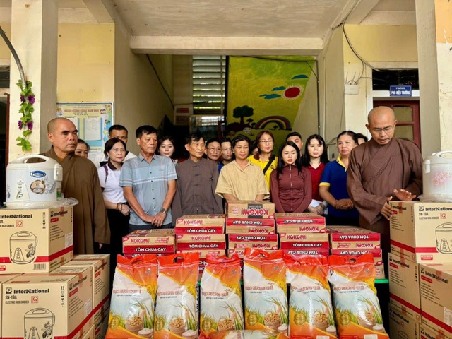 Đại đức Thích Định Tuệ cùng các Phật tử hướng về đồng bào sau lũ trên miền tây xứ Nghệ- Ảnh 1.