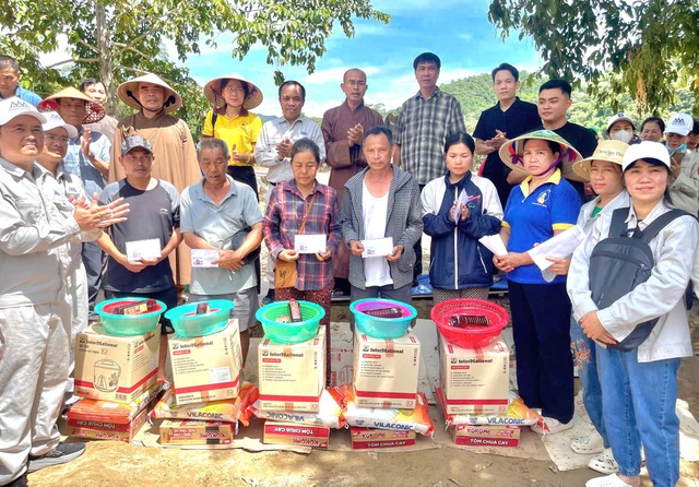 Đại đức Thích Định Tuệ cùng các Phật tử hướng về đồng bào sau lũ trên miền tây xứ Nghệ- Ảnh 4.