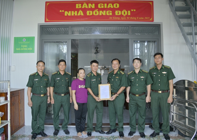 Ban Chỉ huy BĐBP tỉnh An Giang: Bàn giao nhà đồng đội cho 2 cán bộ Biên phòng- Ảnh 1. Ban Chỉ huy BĐBP tỉnh An Giang: Bàn giao nhà đồng đội cho 2 cán bộ Biên phòng- Ảnh 1.