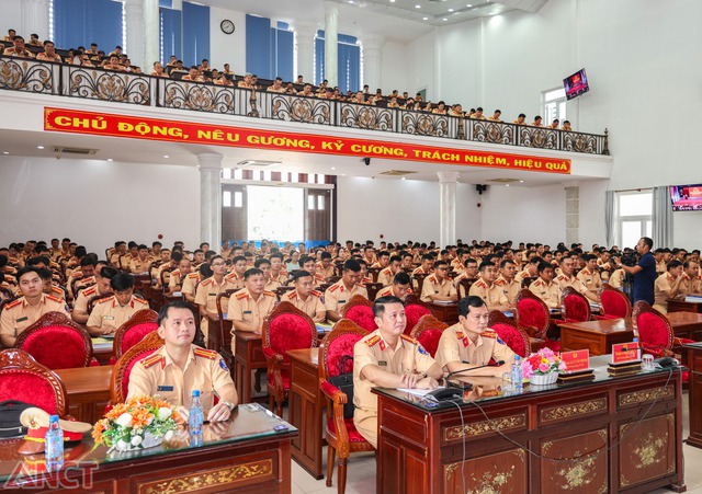 Cục CSGT khai giảng lớp tập huấn nghiệp vụ về giao thông đường bộ, đường sắt tại Cần Thơ- Ảnh 1.
