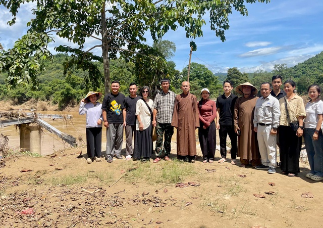 Đại đức Thích Định Tuệ cùng các Phật tử hướng về đồng bào sau lũ trên miền tây xứ Nghệ- Ảnh 6.