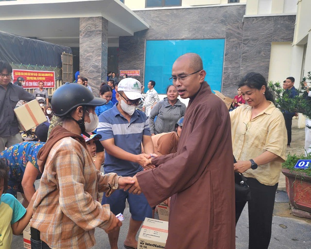 Đại đức Thích Định Tuệ cùng các Phật tử hướng về đồng bào sau lũ trên miền tây xứ Nghệ- Ảnh 10.