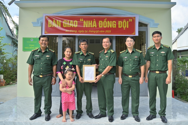 Ban Chỉ huy BĐBP tỉnh An Giang: Bàn giao nhà đồng đội cho 2 cán bộ Biên phòng- Ảnh 2. Ban Chỉ huy BĐBP tỉnh An Giang: Bàn giao nhà đồng đội cho 2 cán bộ Biên phòng- Ảnh 2.