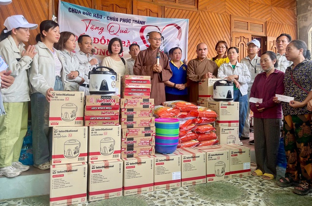 Đại đức Thích Định Tuệ cùng các Phật tử hướng về đồng bào sau lũ trên miền tây xứ Nghệ- Ảnh 2.