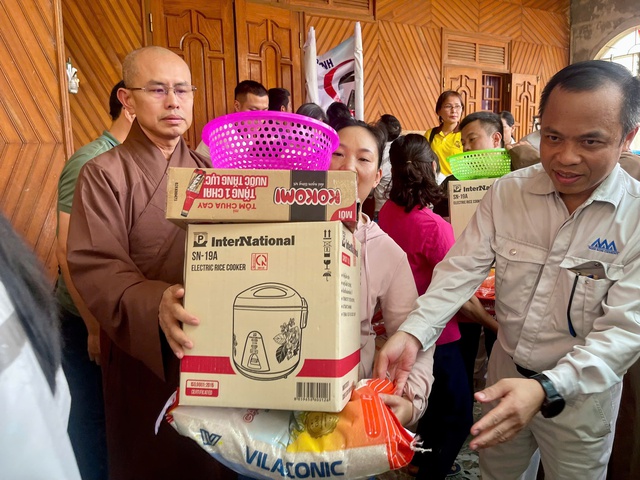 Đại đức Thích Định Tuệ cùng các Phật tử hướng về đồng bào sau lũ trên miền tây xứ Nghệ- Ảnh 5.