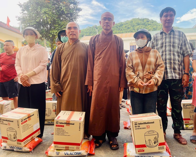 Đại đức Thích Định Tuệ cùng các Phật tử hướng về đồng bào sau lũ trên miền tây xứ Nghệ- Ảnh 9.