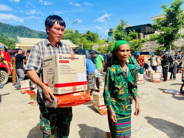Đại đức Thích Định Tuệ cùng các Phật tử hướng về đồng bào sau lũ trên miền tây xứ Nghệ- Ảnh 8.