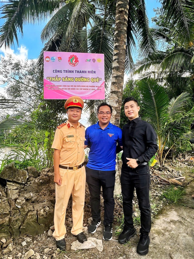 Kỉ lục gia Việt Nam Lê Anh Tuấn cùng “Chiến dịch kỳ nghỉ hồng 2025 - Bước chân tử tế”- Ảnh 2. Kỉ lục gia Việt Nam Lê Anh Tuấn cùng “Chiến dịch kỳ nghỉ hồng 2025 - Bước chân tử tế”- Ảnh 2.