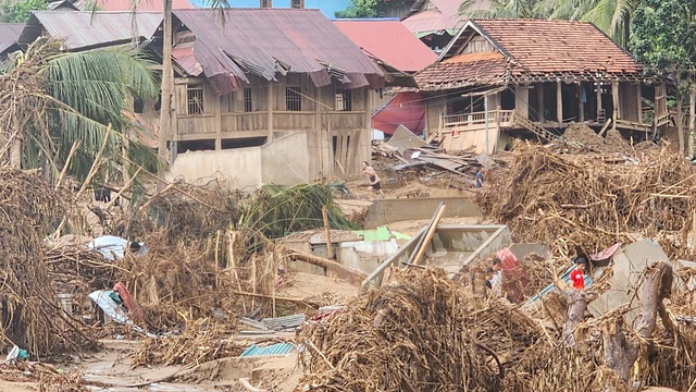 Phó Thủ tướng Hồ Đức Phớc làm trưởng đoàn lên xã biên giới Mỹ Lý tỉnh Nghệ An thăm hỏi, động viên nhân dân, đôn đốc khắc phục hậu quả của bão số 3- Ảnh 2. Phó Thủ tướng Hồ Đức Phớc làm trưởng đoàn lên xã biên giới Mỹ Lý tỉnh Nghệ An thăm hỏi, động viên nhân dân, đôn đốc khắc phục hậu quả của bão số 3- Ảnh 2.