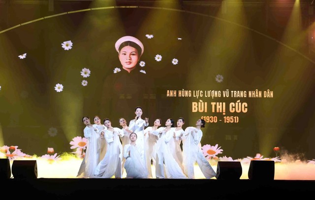 Chương trình nghệ thuật “Khát vọng cống hiến” và giao lưu giữa các điển hình tiên tiến trong phong trào thi đua “Vì an ninh Tổ Quốc” - Ảnh 10.