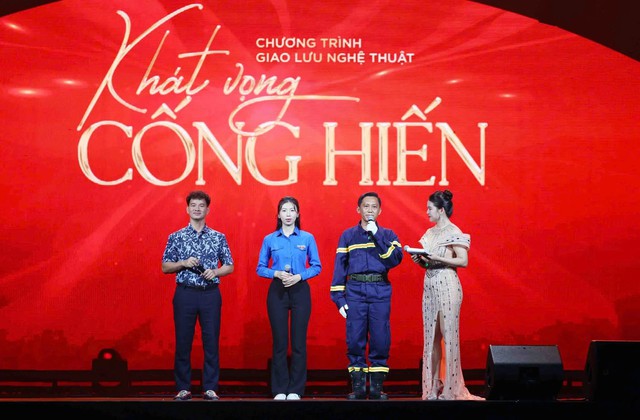 Chương trình nghệ thuật “Khát vọng cống hiến” và giao lưu giữa các điển hình tiên tiến trong phong trào thi đua “Vì an ninh Tổ Quốc” - Ảnh 11.