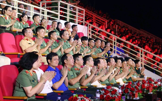 Chương trình nghệ thuật “Khát vọng cống hiến” và giao lưu giữa các điển hình tiên tiến trong phong trào thi đua “Vì an ninh Tổ Quốc” - Ảnh 1.
