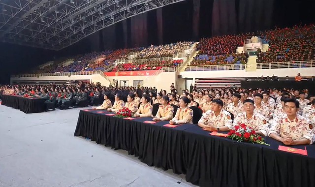 Chương trình nghệ thuật “Khát vọng cống hiến” và giao lưu giữa các điển hình tiên tiến trong phong trào thi đua “Vì an ninh Tổ Quốc” - Ảnh 2.