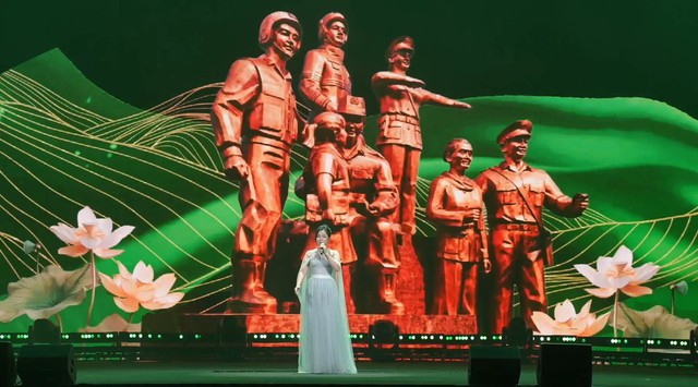 Chương trình nghệ thuật “Khát vọng cống hiến” và giao lưu giữa các điển hình tiên tiến trong phong trào thi đua “Vì an ninh Tổ Quốc” - Ảnh 4.