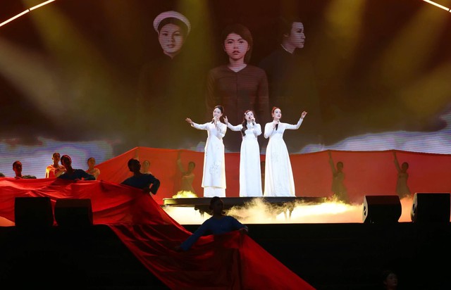 Chương trình nghệ thuật “Khát vọng cống hiến” và giao lưu giữa các điển hình tiên tiến trong phong trào thi đua “Vì an ninh Tổ Quốc” - Ảnh 6.