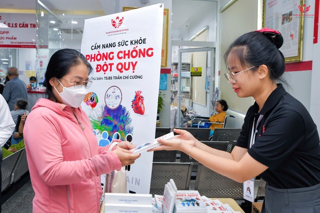 BV S.I.S Cần Thơ tặng 1.000 cuốn Cẩm nang sức khỏe phòng chống đột quỵ- Ảnh 2. BV S.I.S Cần Thơ tặng 1.000 cuốn Cẩm nang sức khỏe phòng chống đột quỵ- Ảnh 2.
