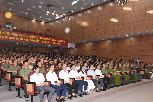 Thanh Hóa: Ấn tượng Chương trình giao lưu nghệ thuật “Người giữ bình yên”- Ảnh 1. Thanh Hóa: Ấn tượng Chương trình giao lưu nghệ thuật “Người giữ bình yên”- Ảnh 1.