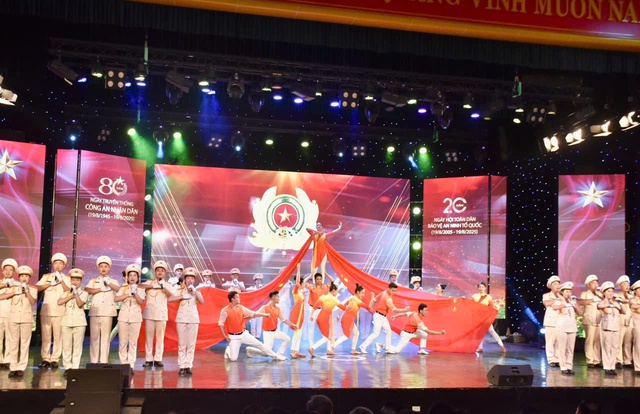 Thanh Hóa: Ấn tượng Chương trình giao lưu nghệ thuật “Người giữ bình yên”- Ảnh 2. Thanh Hóa: Ấn tượng Chương trình giao lưu nghệ thuật “Người giữ bình yên”- Ảnh 2.