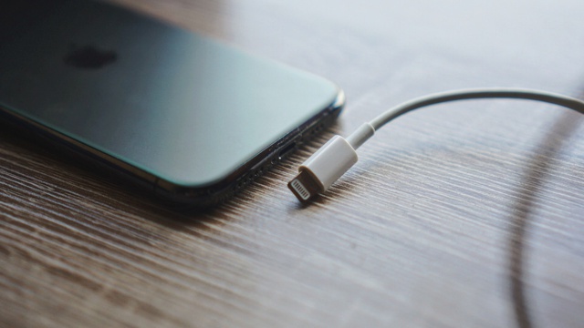 Nói thật là, 2025 rồi còn mua iPhone cổng Lightning là dở- Ảnh 1. Nói thật là, 2025 rồi còn mua iPhone cổng Lightning là dở- Ảnh 1.