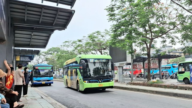 Xây dựng môi trường văn minh trên xe buýt Thủ đô- Ảnh 1.