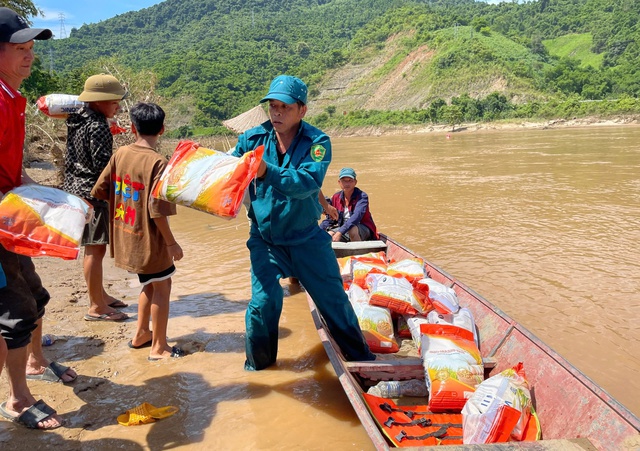 Nghệ An: Giao thông đứt gãy sau lũ, cần giải pháp bền vững để ổn định đời sống người dân- Ảnh 5. Nghệ An: Giao thông đứt gãy sau lũ, cần giải pháp bền vững để ổn định đời sống người dân- Ảnh 5.