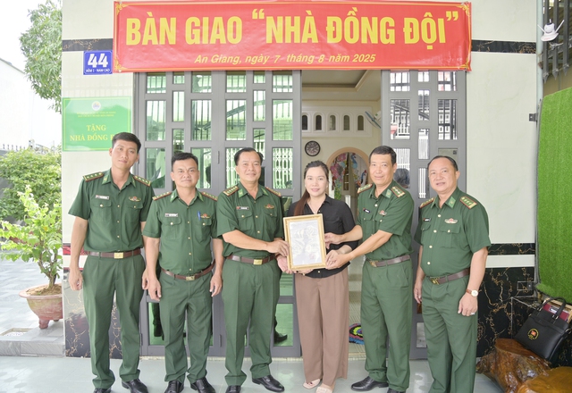 Ban Chỉ huy BĐBP tỉnh An Giang: Bàn giao nhà đồng đội cho cán bộ Biên phòng- Ảnh 1.