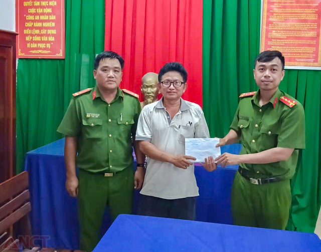TP Cần Thơ: Công an phường Tân Lộc kịp thời xác minh, trao trả tài sản của người dân đánh rơi- Ảnh 1.