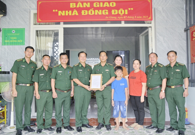 Ban Chỉ huy BĐBP tỉnh An Giang: Bàn giao nhà đồng đội cho cán bộ Biên phòng- Ảnh 2.