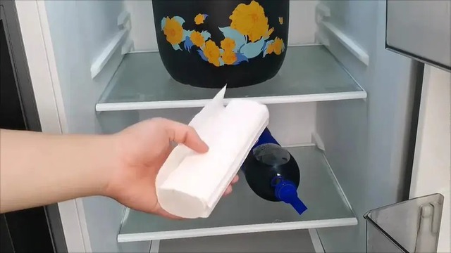 Đặt một cuộn giấy vào tủ lạnh tiết kiệm hàng triệu đồng mỗi năm, ai làm theo cũng biết ơn người chỉ mẹo- Ảnh 2.