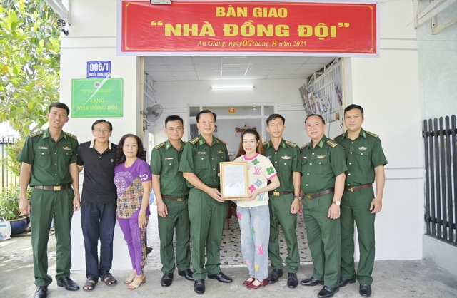 Ban Chỉ huy BĐBP tỉnh An Giang: Bàn giao nhà đồng đội cho cán bộ Biên phòng- Ảnh 3.