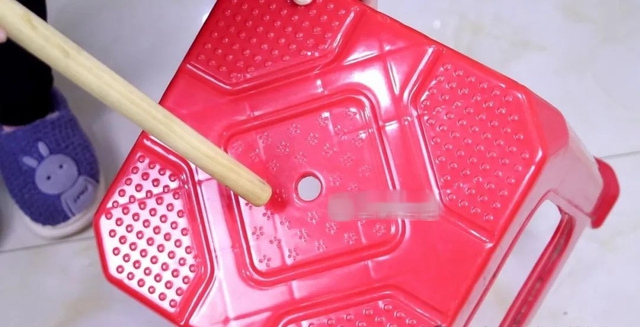 Mất 10 năm mới ngộ ra "bí ẩn" của lỗ nhỏ giữa ghế nhựa, rất thiệt cho người không biết- Ảnh 1. Mất 10 năm mới ngộ ra "bí ẩn" của lỗ nhỏ giữa ghế nhựa, rất thiệt cho người không biết- Ảnh 1.