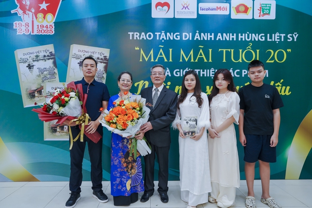 Trao tặng di ảnh Anh hùng - Liệt sỹ và giới thiệu tác phẩm lịch sử “Ngôi nhà xưa yêu dấu”- Ảnh 3.