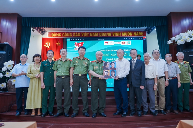 Trao tặng di ảnh Anh hùng - Liệt sỹ và giới thiệu tác phẩm lịch sử “Ngôi nhà xưa yêu dấu”- Ảnh 1.