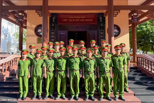 Phát huy truyền thống Anh hùng - Lực lượng Cảnh sát kinh tế Công an TP Cần Thơ trong thời kỳ mới- Ảnh 1. Phát huy truyền thống Anh hùng - Lực lượng Cảnh sát kinh tế Công an TP Cần Thơ trong thời kỳ mới- Ảnh 1.