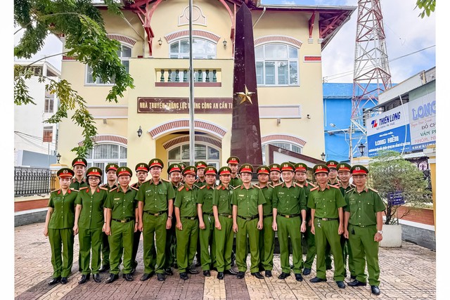 Phát huy truyền thống Anh hùng - Lực lượng Cảnh sát kinh tế Công an TP Cần Thơ trong thời kỳ mới- Ảnh 2. Phát huy truyền thống Anh hùng - Lực lượng Cảnh sát kinh tế Công an TP Cần Thơ trong thời kỳ mới- Ảnh 2.
